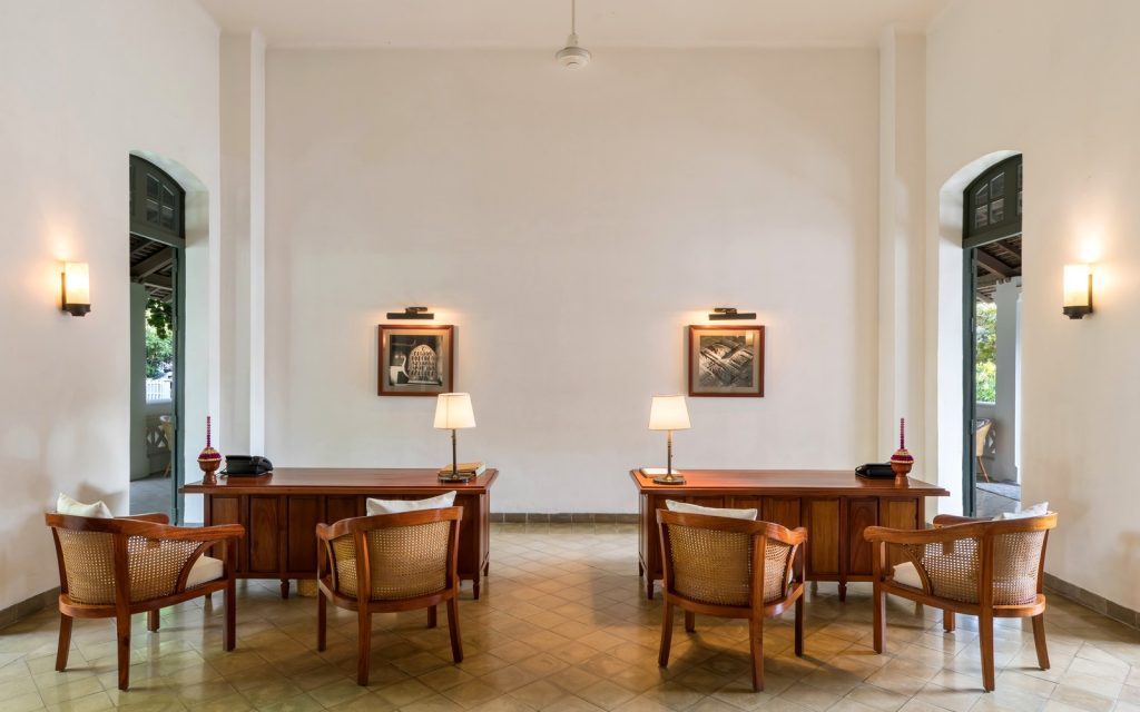 Lobby de luxe et service de conciergerie pour une agence de voyage haut de gamme