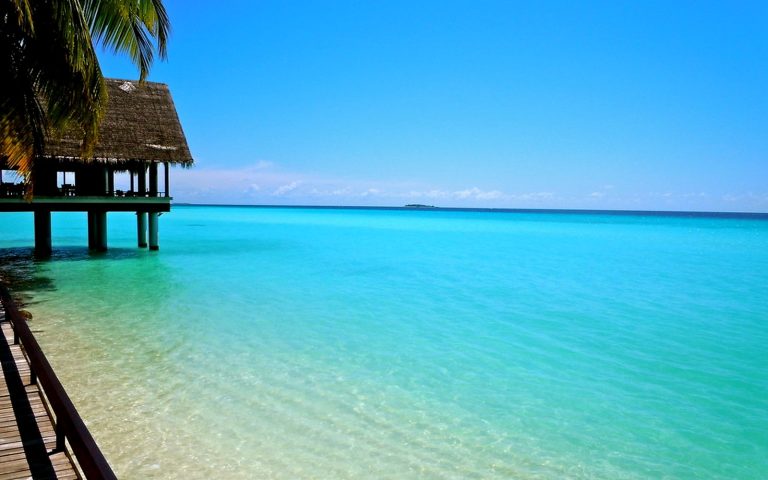 Plage tropicale et lagon turquoise aux Maldives