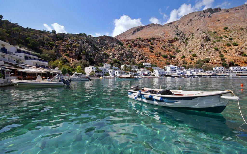 Village côtier de Loutro en Crète pour illustrer la langue et la culture crétoises