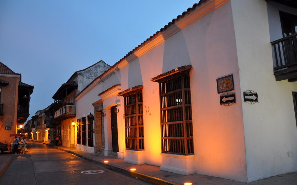 Architecture coloniale colorée à Cartagena pour évoquer une villa de charme