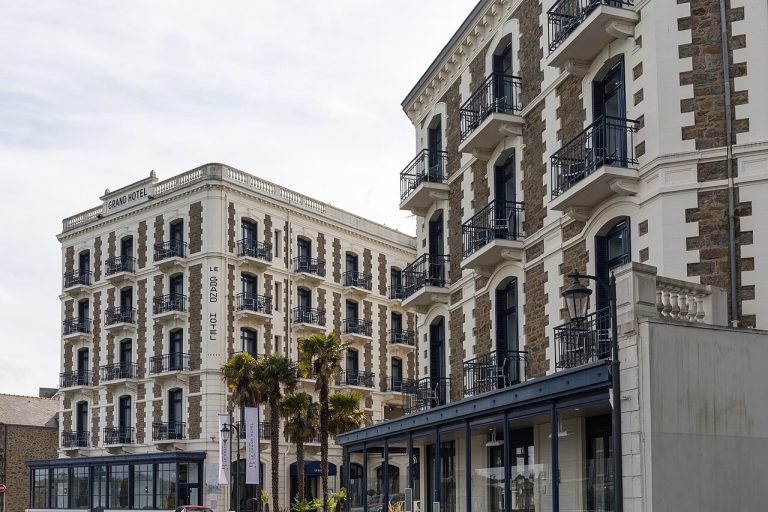 Grand Hôtel de Dinard en Bretagne, façade d’hôtel de prestige