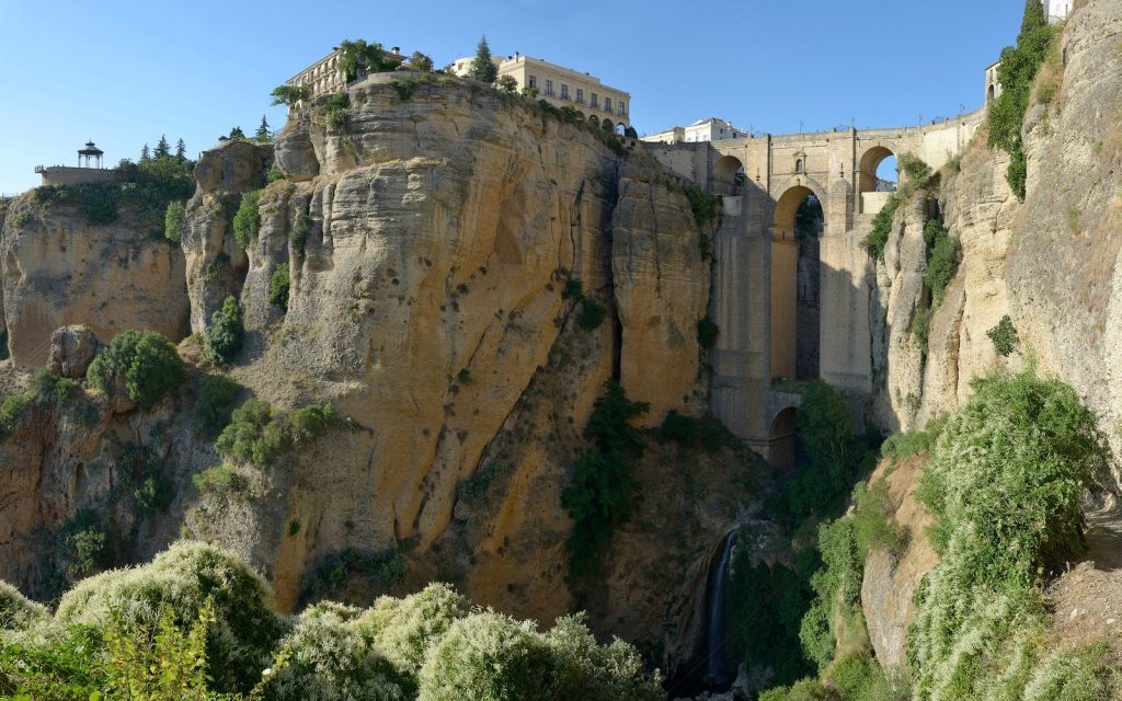 Pont et falaises de Ronda en Andalousie pour illustrer un village andalou spectaculaire
