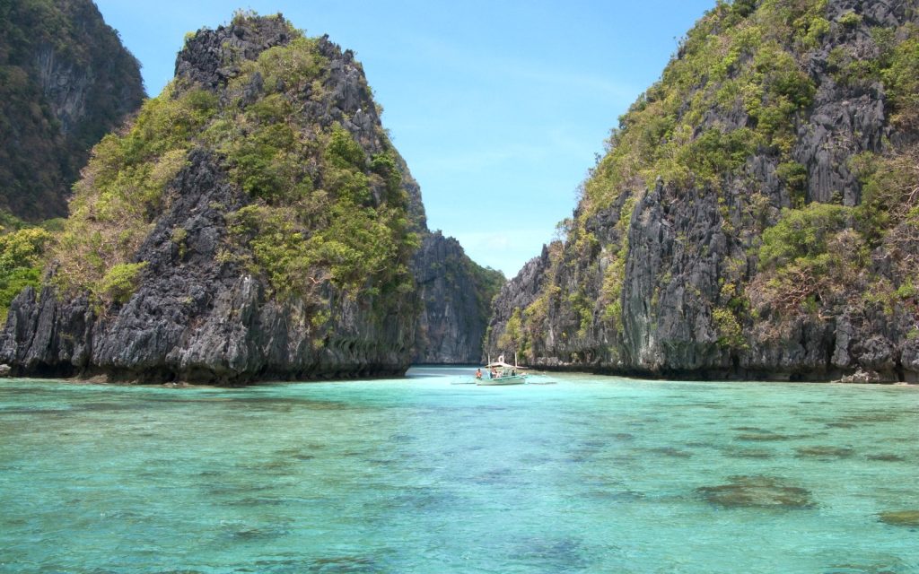 Lagune turquoise et falaises calcaires dans l’archipel de Bacuit à Palawan