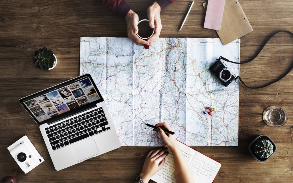 Préparation de voyage avec carte et planification