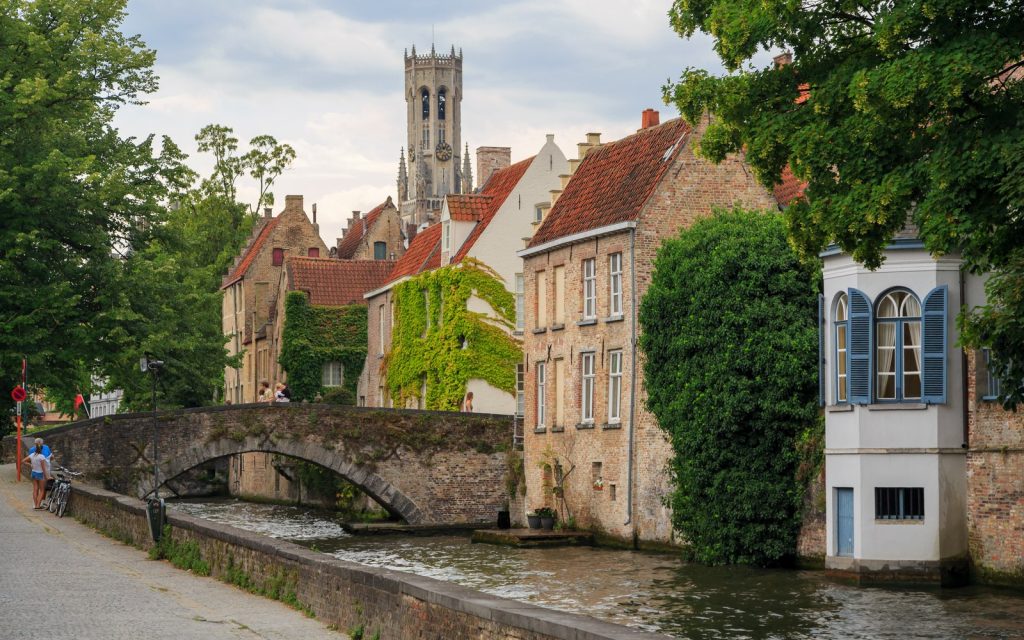 Canal historique de Bruges avec maisons traditionnelles pour une journée de visite