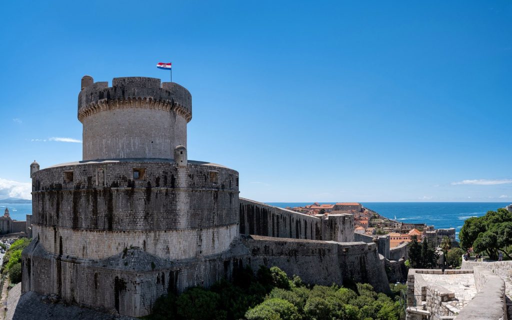 Rue historique de Dubrovnik en Croatie pour illustrer les règles de voyage et de port du masque