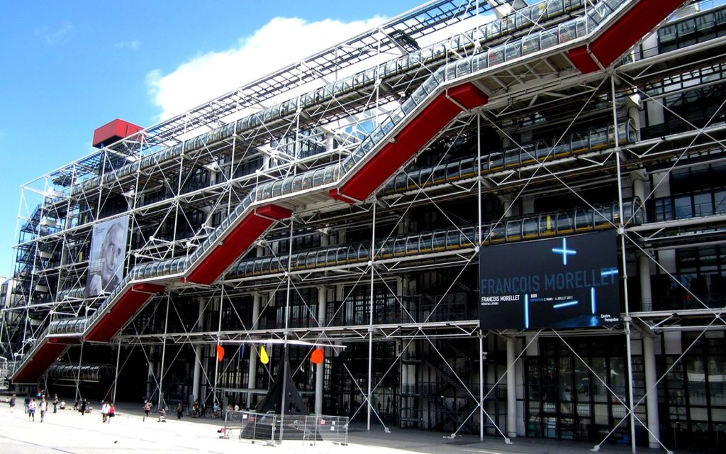 Façade du Centre Pompidou dans le quartier Beaubourg à Paris