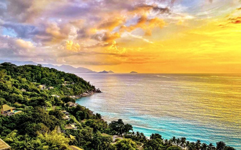 Luxe tropical et horizon urbain pour illustrer un voyage combinant Dubaï et les Seychelles