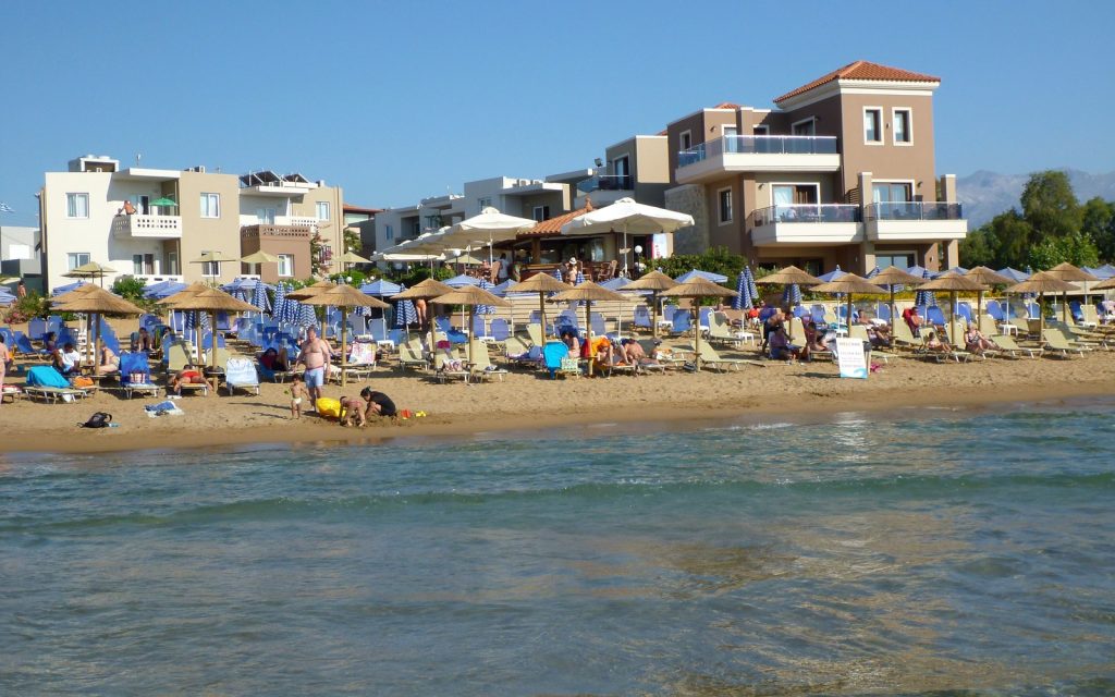 Plage et mer turquoise en Crète pour illustrer des vacances inoubliables en Grèce
