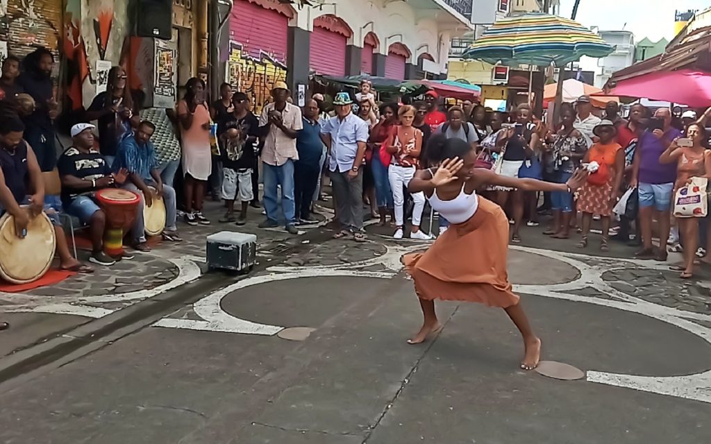 Danse traditionnelle antillaise et musique créole dans une rue animée