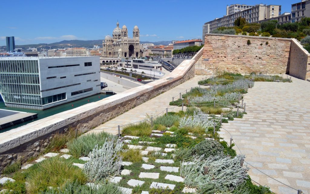 Villa entourée de jardin et de nature pour illustrer un havre de paix