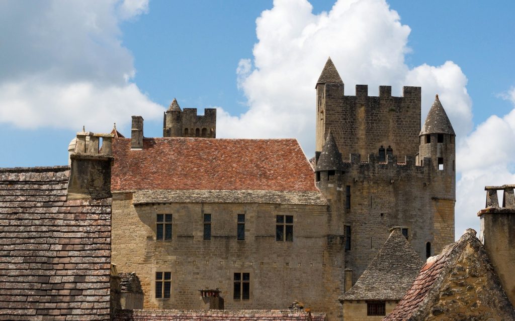 Photo réaliste liée à Le Château de la Meynardie : Quelle histoire se cache derrière ce trésor historique ?
