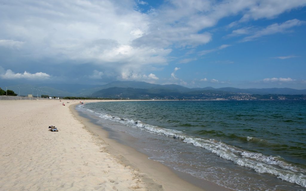 Plage près d’Ajaccio en Corse avec eau turquoise et paysage méditerranéen