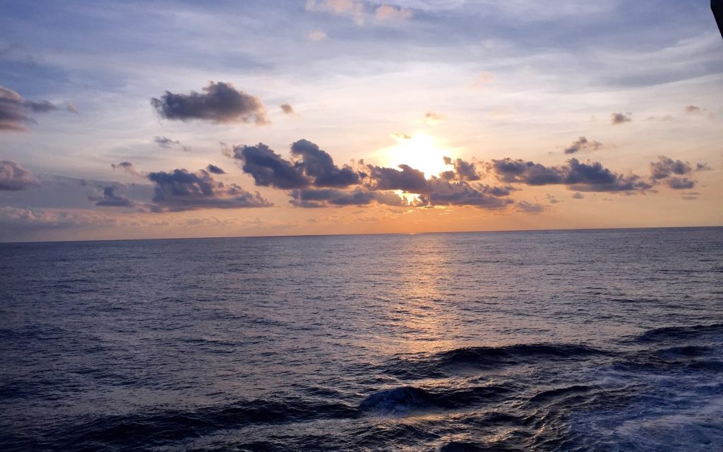 Photo réaliste liée à L’océan s’embrase au coucher du soleil