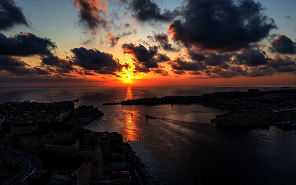 Vue romantique de Malte au coucher du soleil pour une escapade méditerranéenne