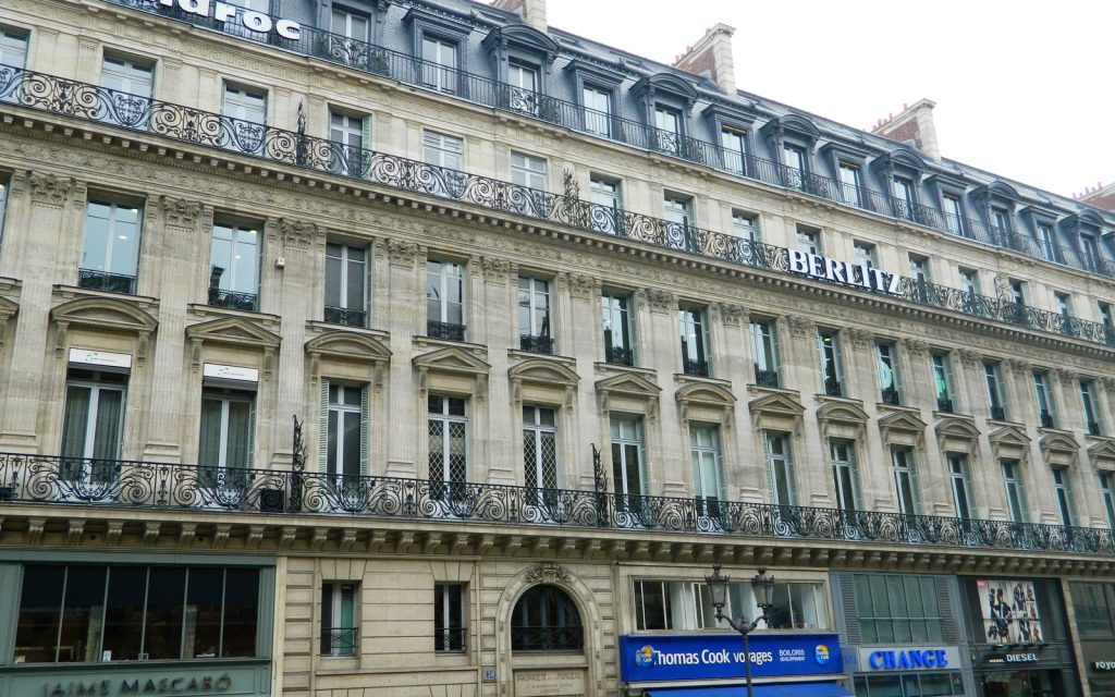 Façade d’agence de voyage haut de gamme à Paris