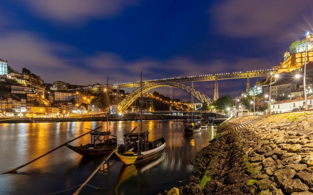 Vue élégante sur Porto et le Douro pour illustrer une villa de vacances haut de gamme