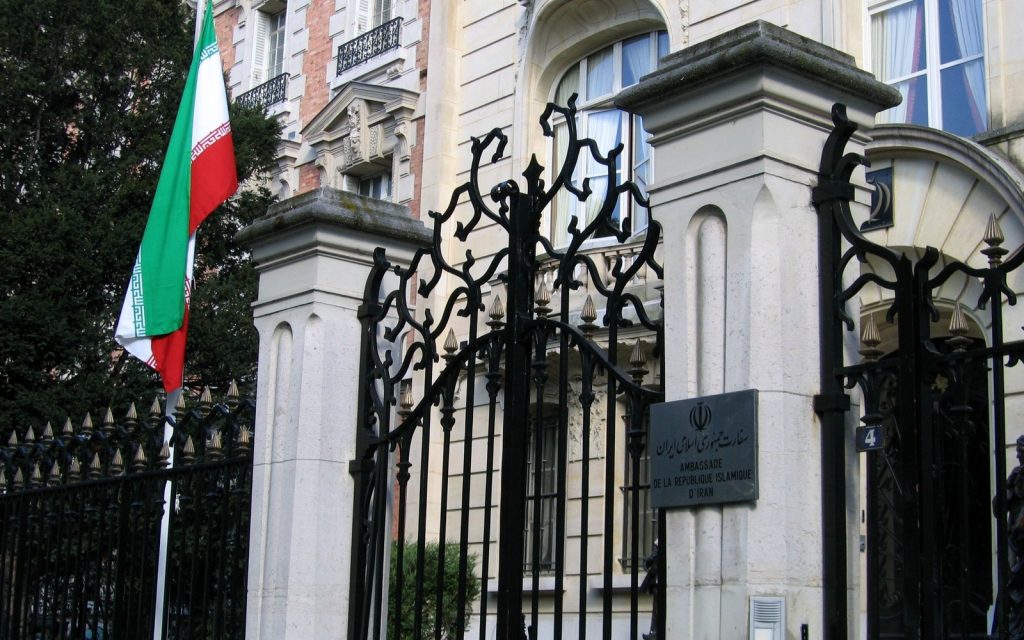 Façade diplomatique iranienne à Paris pour illustrer le rôle du consulat d’Iran en France