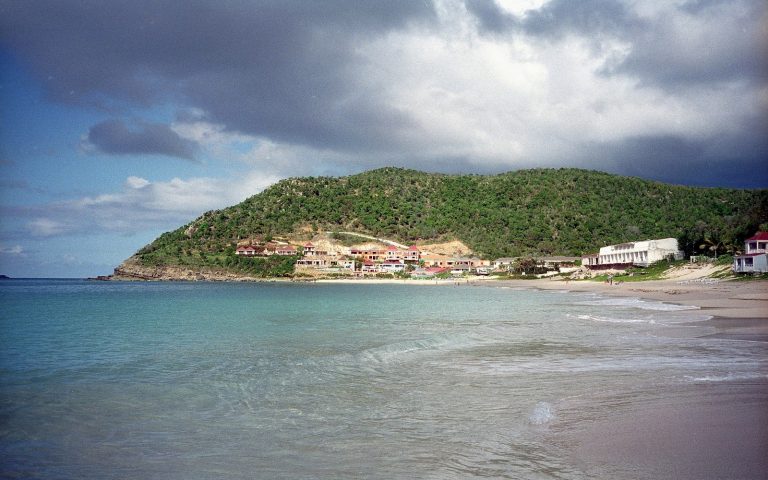 Saint-Barth, plage claire et horizon turquoise