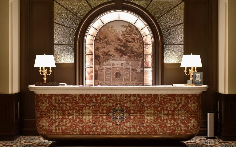 Réception d’hôtel 5 étoiles, service premium et atmosphère haut de gamme