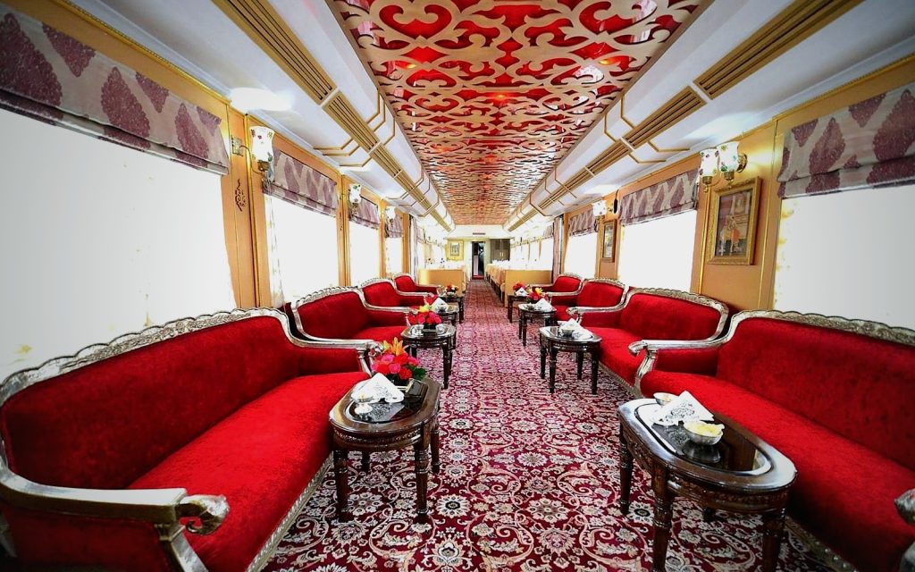 Voyage en train de luxe, wagon lounge élégant