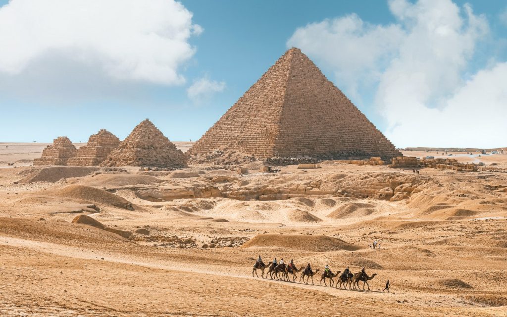 Photo réaliste liée à Pourquoi un séjour aux pyramides d’Égypte est-il incontournable ?
