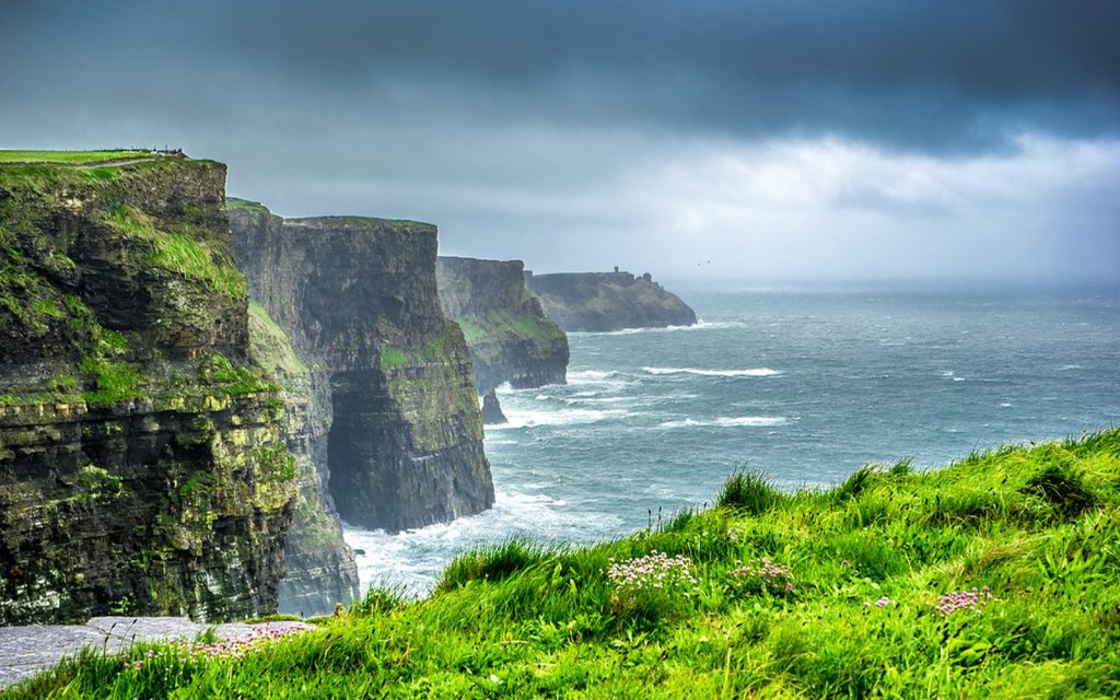 Photo réaliste liée à Comment explorer l’Irlande à travers un carnet de voyage ?