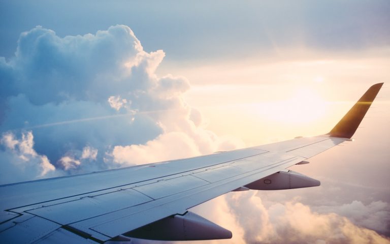 Aile d’avion au-dessus des nuages pour un tour du monde en 21 jours